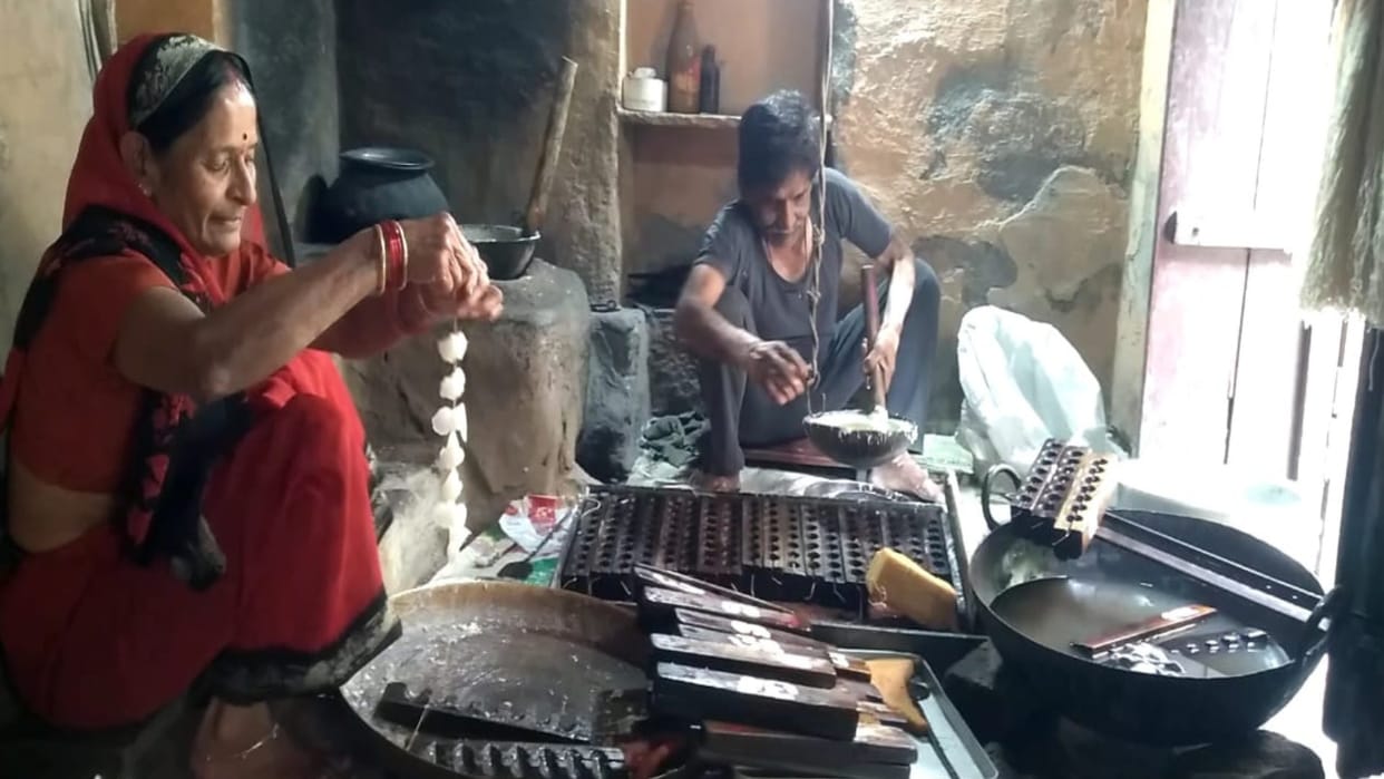 On the occasion of Holi, a sweet garland made of sugar ends the hatred of centuries