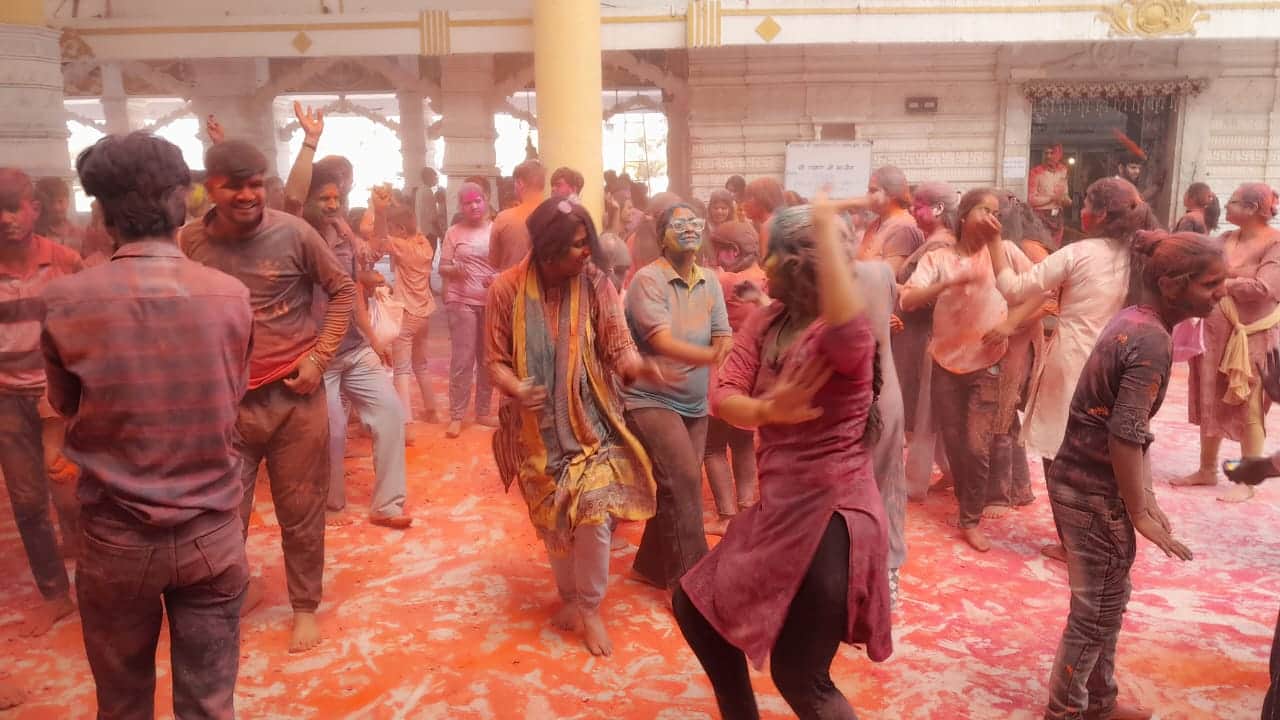 Holi in MP: at some places MLAs danced and at some places devotees played gulal with God, see pictures