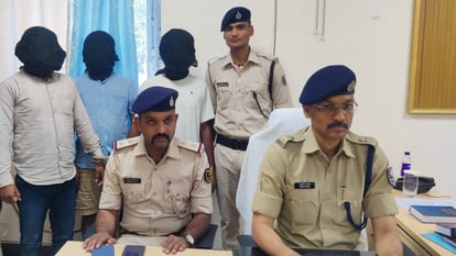 Bihar: 12 साल से फरार कुख्यात अपराधी पुलिस हिरासत में, छुड़ाने के लिए साथियों ने पुलिस वैन को घेरा; 3 गिरफ्तार Nalanda: Notorious criminal absconding for 12 years is in police custody, two other associates arrested