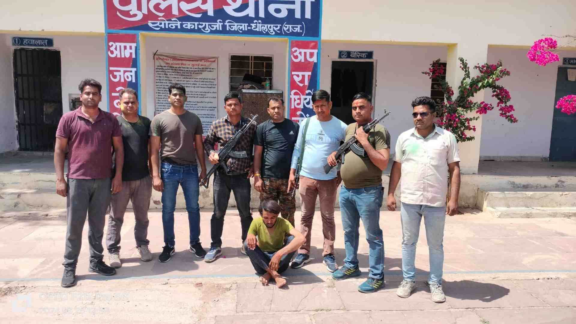 पुलिस की गिरफ्त में आरोपी।