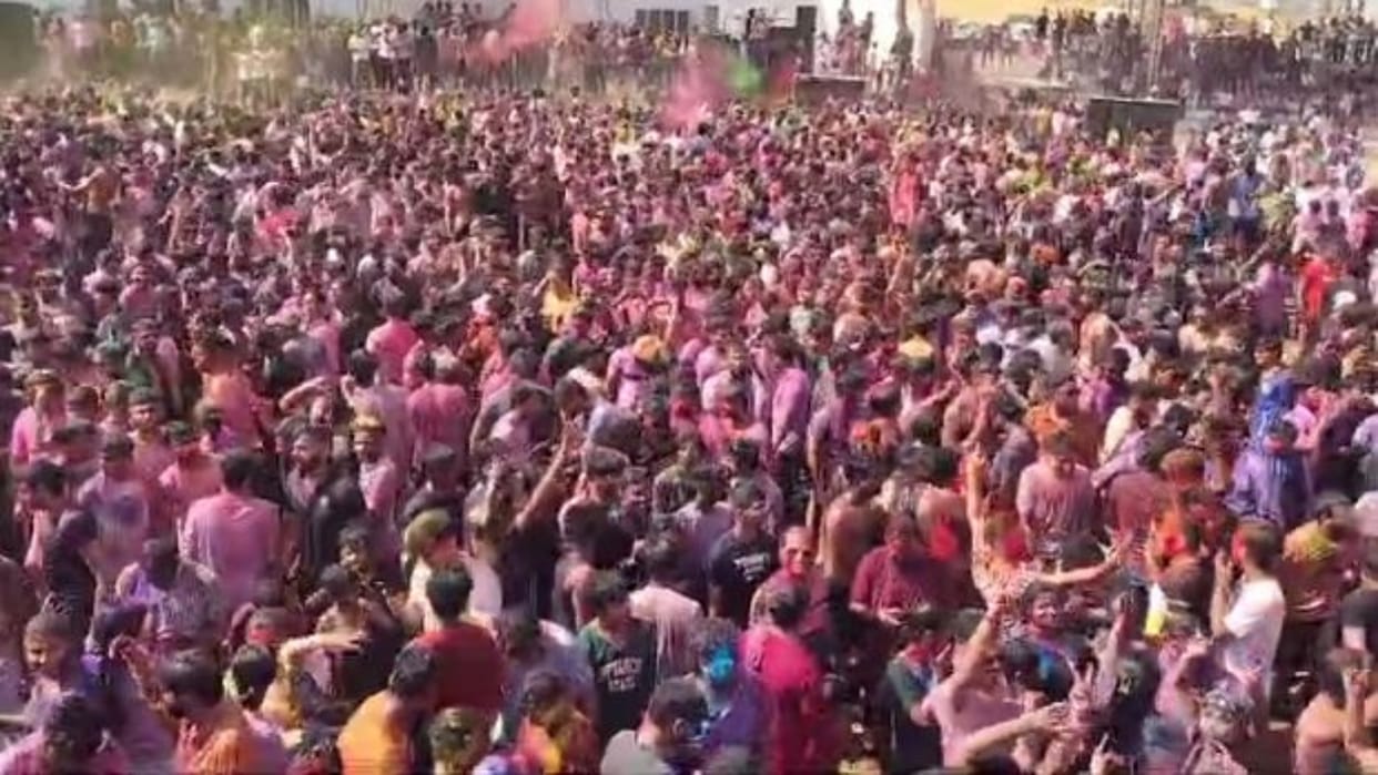 Ajmer News: Tourists reached Pushkar to celebrate Holi, tourists danced with colors on the sandy shores