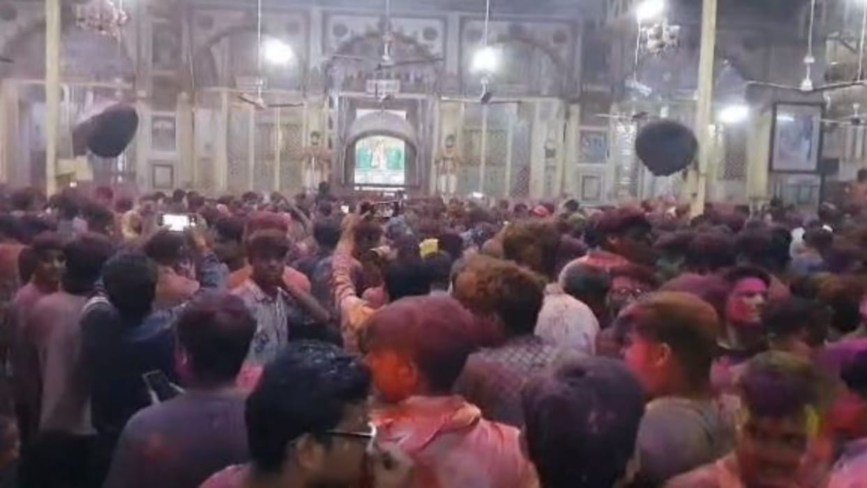 Karauli: Colors were blown in Madan Mohan temple, the hooligans were engrossed in the fun of Holi
