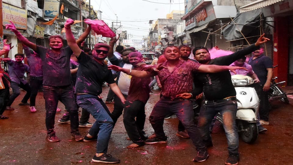 Shopkeepers played traditional Holi with Tesu flowers
