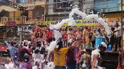 Holi in MP: at some places MLAs danced and at some places devotees played gulal with God, see pictures