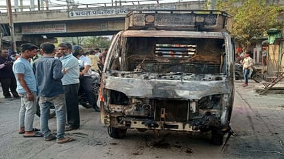Aligarh: नशे में धुत डांस कर रहे लोगों को हॉर्न बजाकर हटाने पर चालक पीटा, किया पथराव, वाहन में लगाई आग, मुकदमा Beaten, set on fire for blowing tempo horn