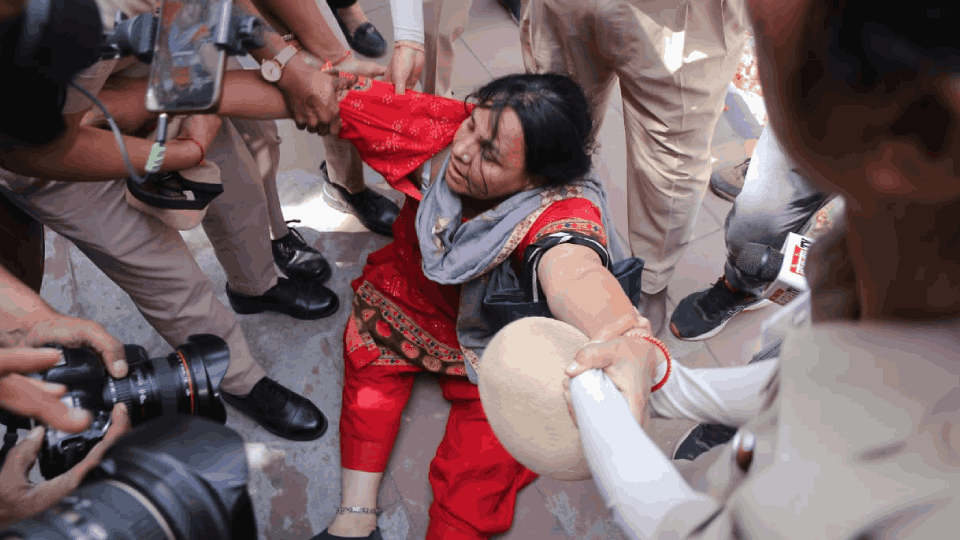AAP protest against Kejriwal arrest PM residence gherao photos