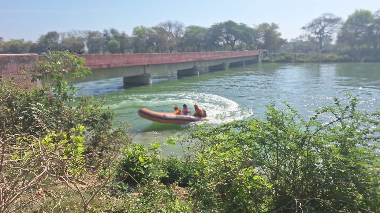 Barabanki: Auto friver and electrician get drowned in river.