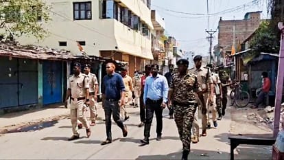 Bihar: समुदाय विशेष के शख्स ने गुलाल लगाने पर मारा चाकू, युवक गंभीर घायल; तनाव के मद्देनजर भारी पुलिस बल तैनात Begusarai: A person from a particular community injured a young man by stabbing him after applying gulal