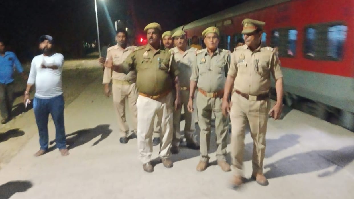 Police reached investigate bogie of Kamayani Express in bhadohi
