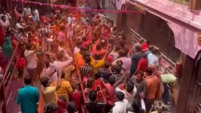 Happy Holi : बिहार के बाबा गरीब नाथ मंदिर में फूल-गुलाल से मनाई होली, महादेव की भक्ति में डूबे झूमते रहे भक्त Bihar New: Holi celebrated with flowers and gulal in Baba Garib Nath temple of Muzaffarpur.