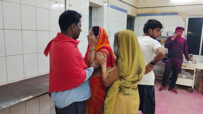 Bihar News : भोजपुर में अपराधियों ने दुकानदार को मारी गोली; पैसे मांगने को लेकर हुआ विवाद, दो गोली दागी Bihar News: Criminals shot shopkeeper in Bhojpur, condition critical; Dispute over asking for money