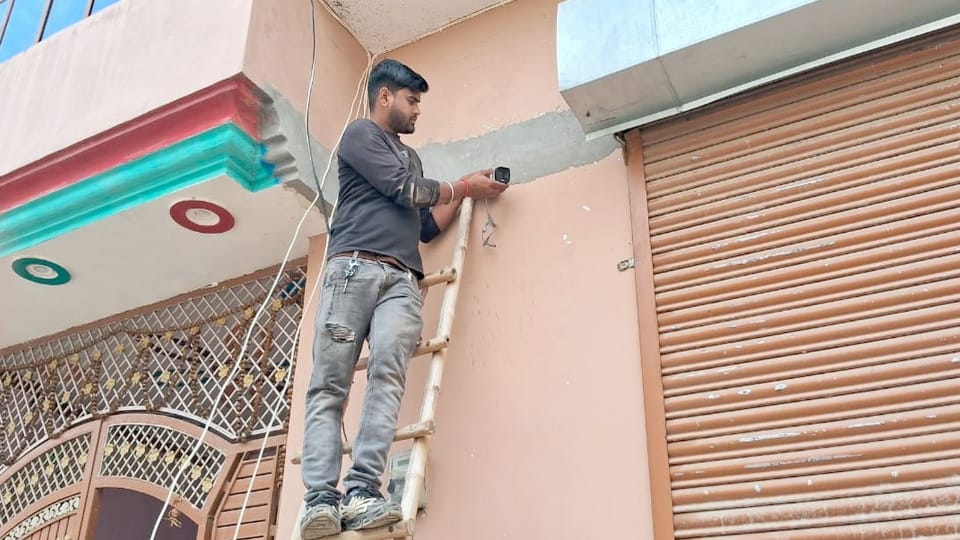 Budaun Double Murder Case Police is installing CCTV cameras in Vinod house