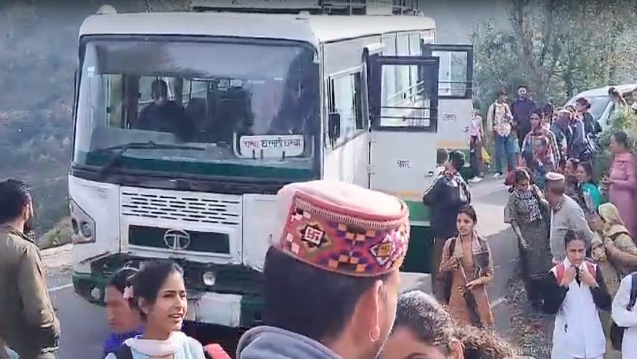 HRTC bus of Chamba-Gharmani route stopped midway, passengers got worried