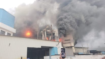 Solan News: काठा में पंखे बनाने वाली कंपनी में भड़की आग, लाखों का नुकसान Fire breaks out in fan manufacturing company in Katha, loss worth lakhs
