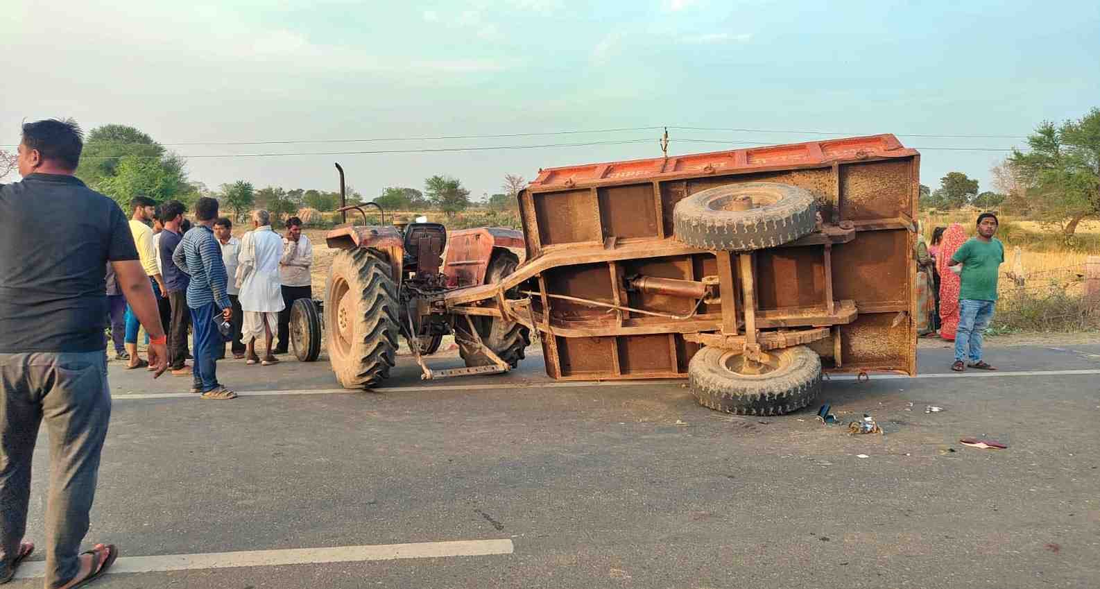 घटना के बाद सड़क किनारे पलटी ट्रैक्टर ट्रॉली।