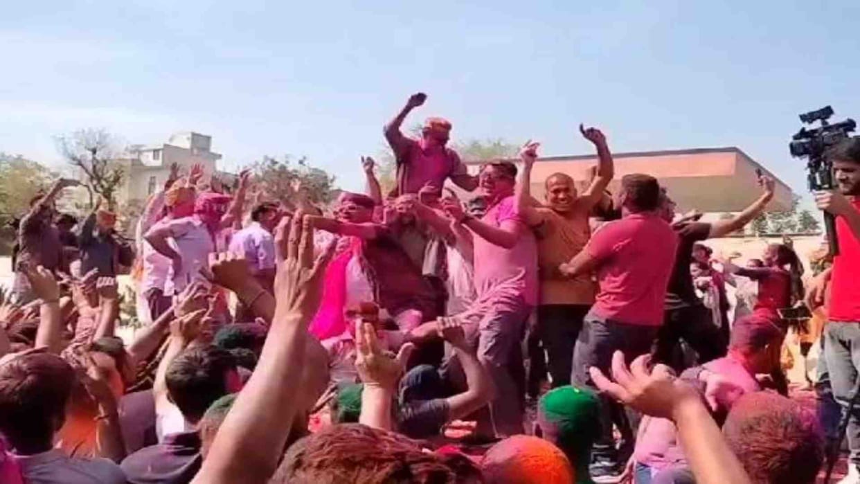 Jaipur News: The next day of Holi, police personnel played Holi in Jaipur Police Lines.