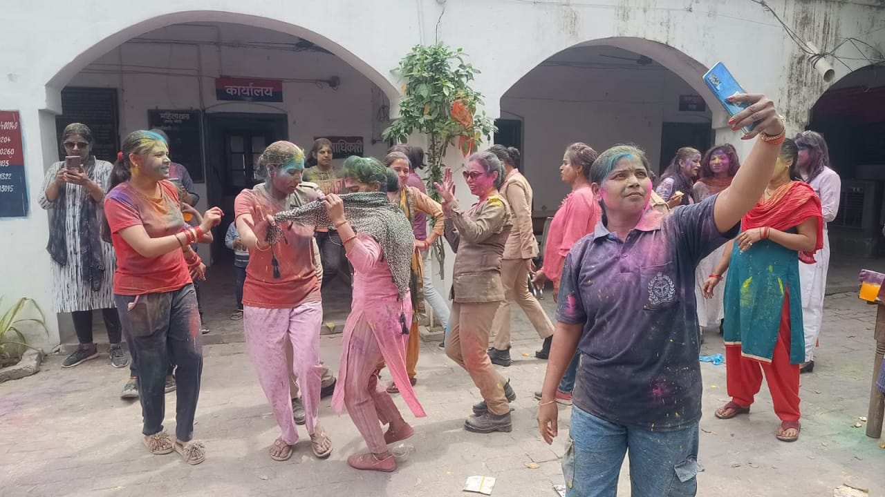 Police personnel and officers played Holi in Bareilly