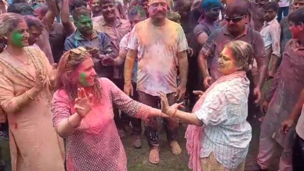 Police personnel and officers played Holi in Bareilly