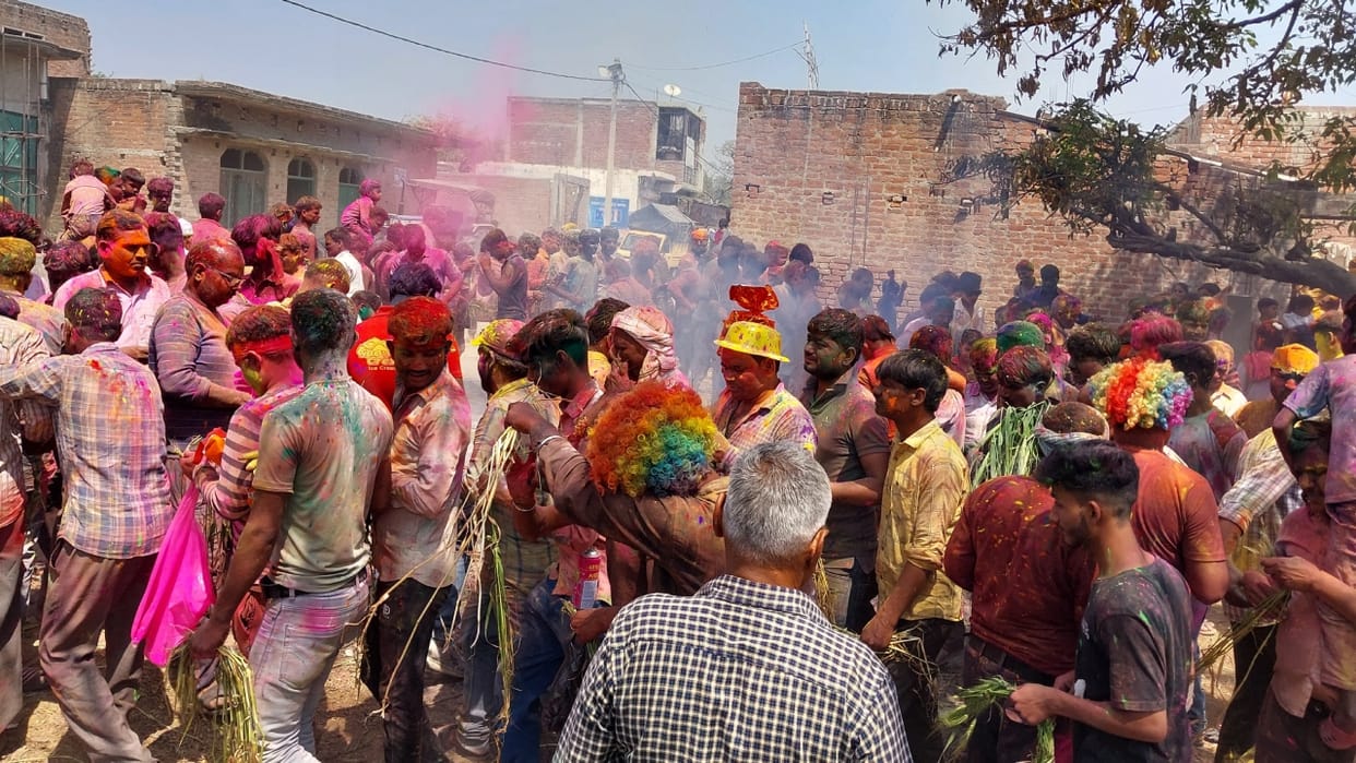 clash between villagers and police on Holi in Lakhimpur Kheri