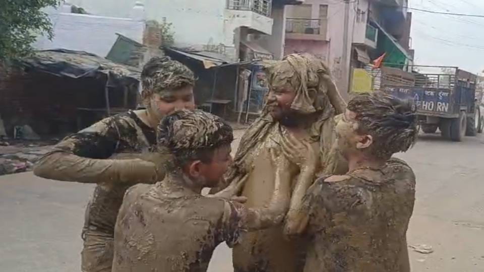 Holi of mud was played in Naujheel of Mathura