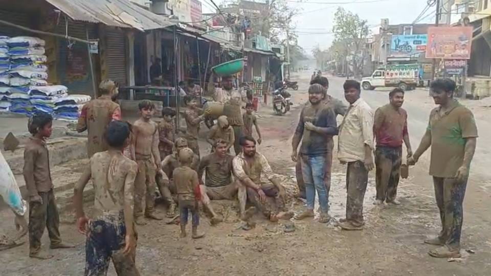 Holi of mud was played in Naujheel of Mathura