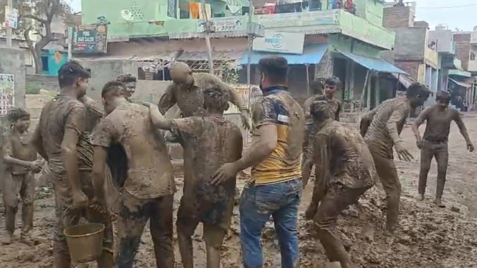Holi of mud was played in Naujheel of Mathura