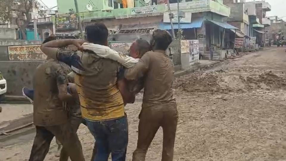 Holi of mud was played in Naujheel of Mathura
