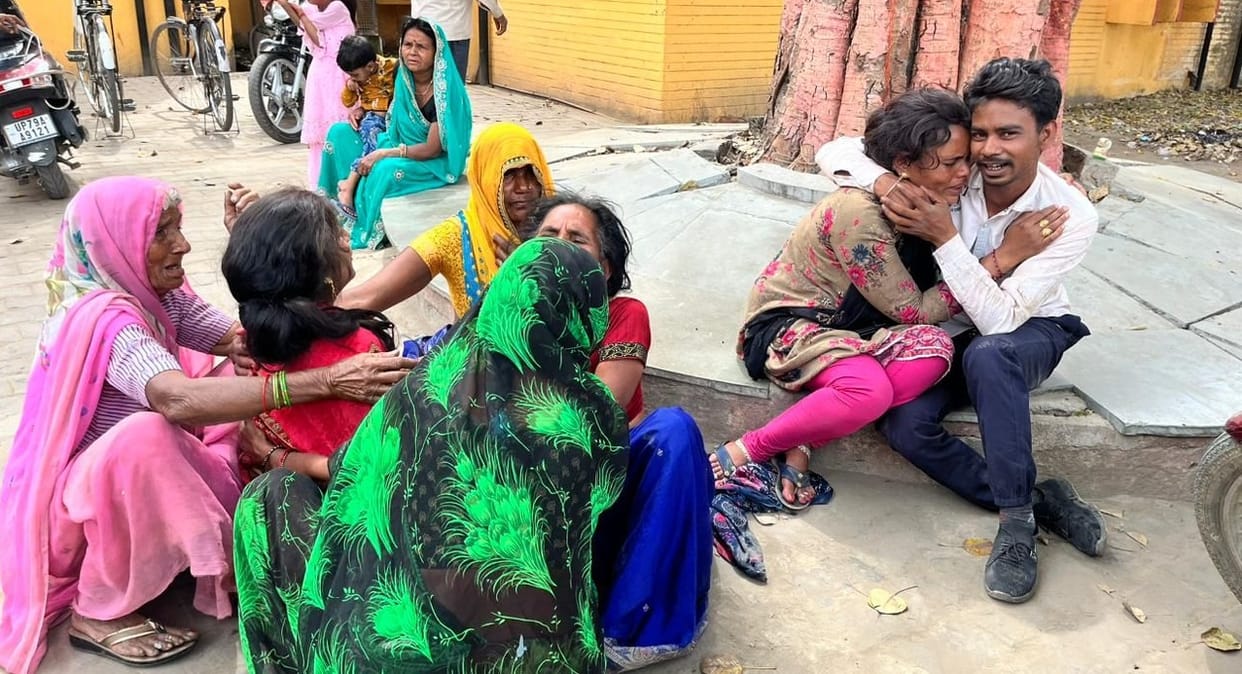 Auraiya Accident, Tempo overturns after hitting bike rider, woman and youth died, four including innocent chil