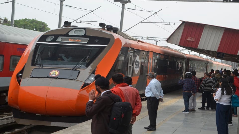 Vande Bharat Express Train reaches Dehradun from Lucknow Today traveled in eight hours