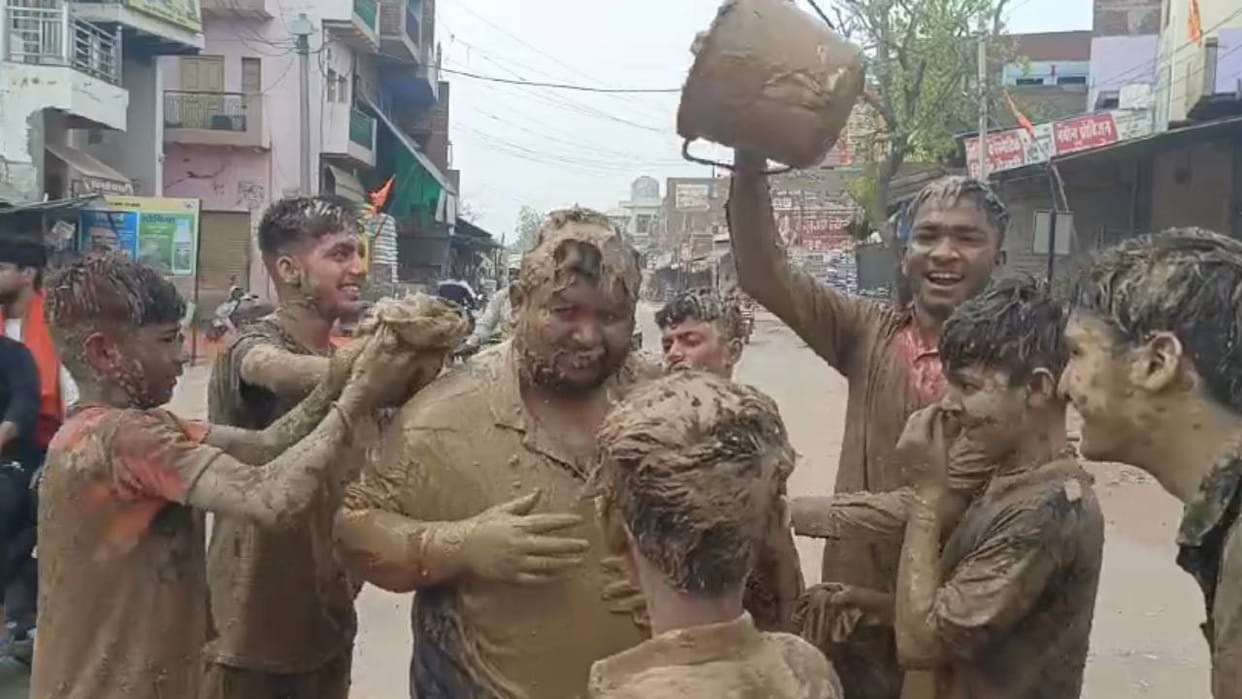 Holi of mud was played in Naujheel of Mathura