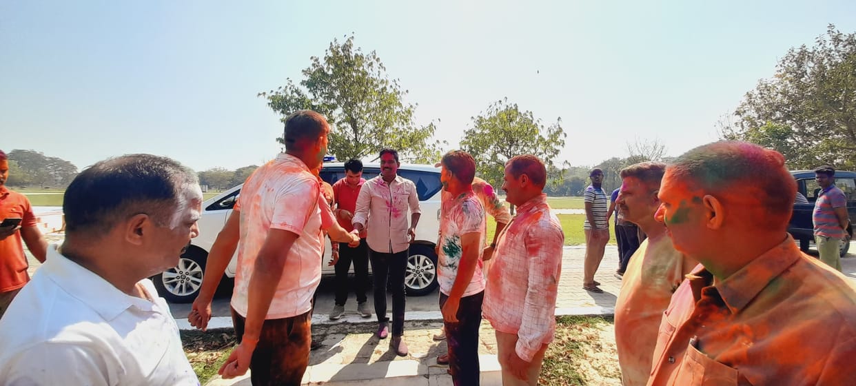 Holi celebrated SP with constables in Mau Police Line