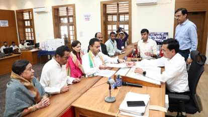 नकुलनाथ नामांकन करते हुए