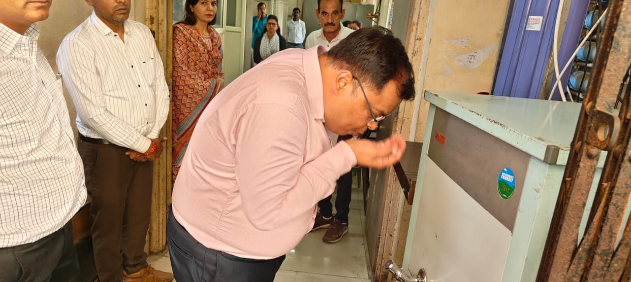 Indore: Indore Municipal Commissioner tried drinking water from public water cooler, asked to clean other cool