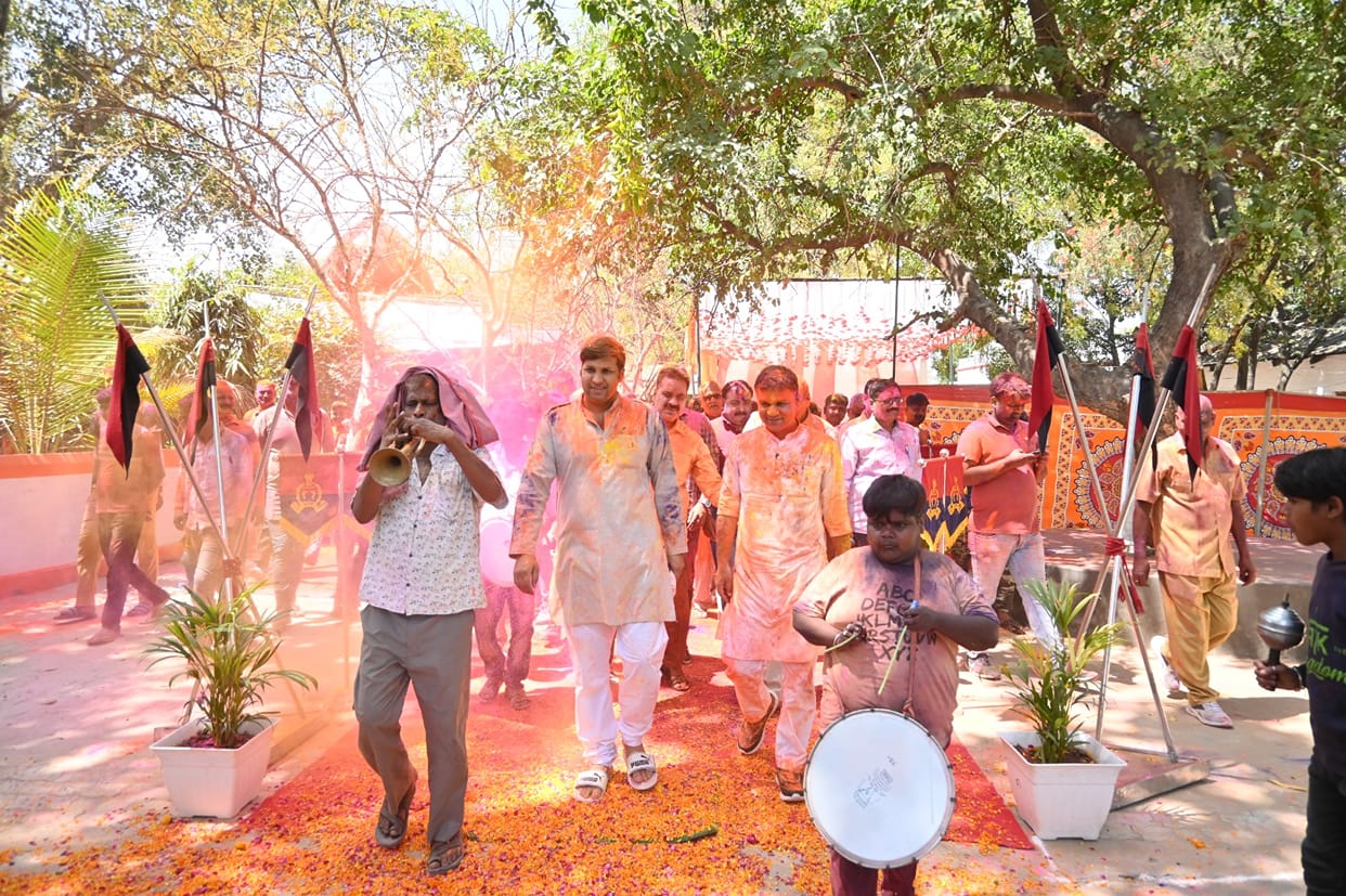 Jaunpur Police celebrated Holi with DM and SP