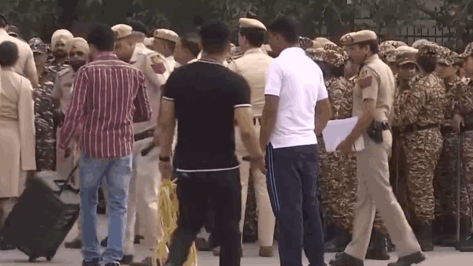 AAP protest against Kejriwal arrest PM residence gherao photos