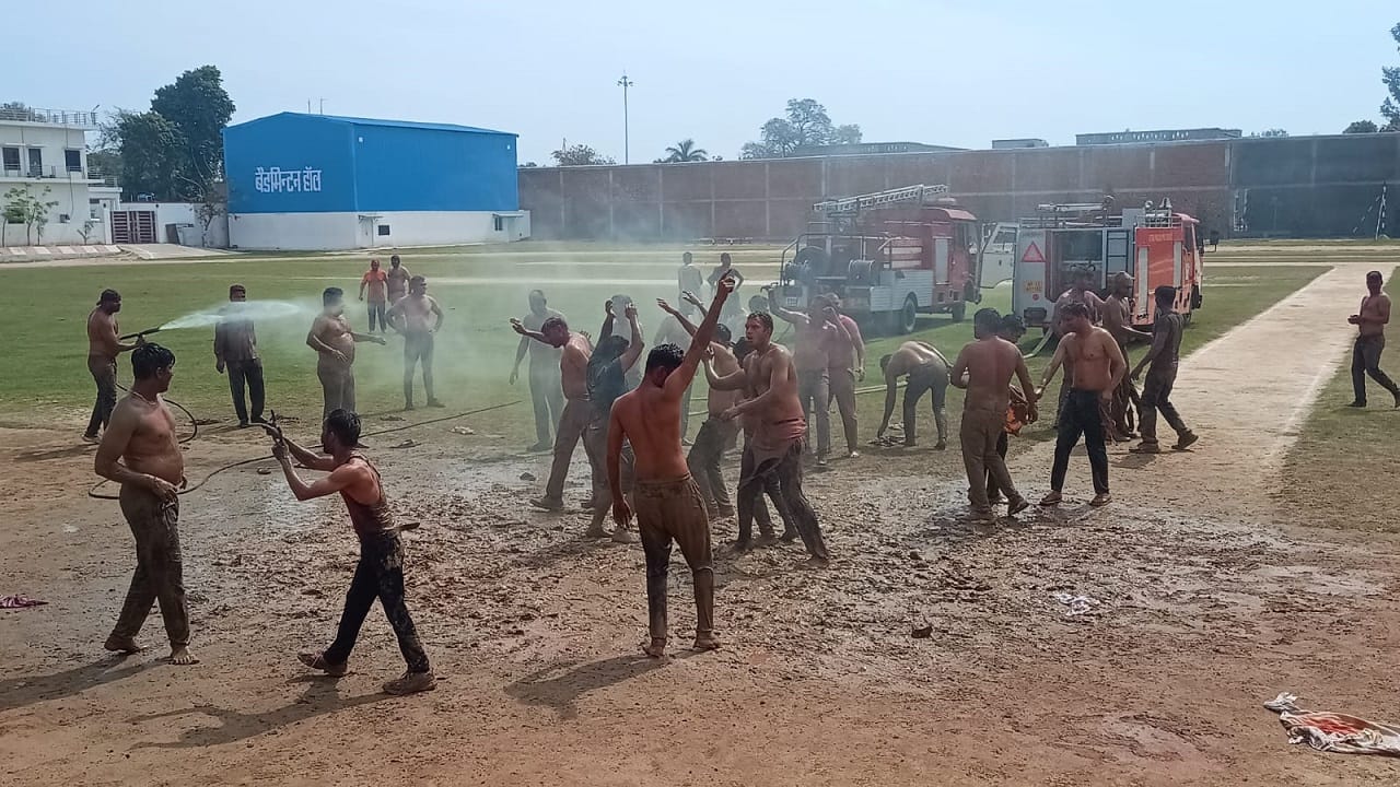 Police personnel and officers played Holi in Bareilly