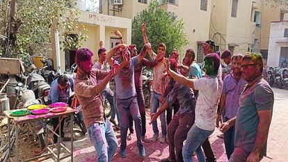 Bikaner News: Holi of policemen today, policemen danced to the tune of DJ, played with colors