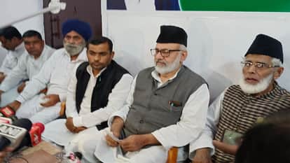 रामपुर में बैठक करते सपा नेता