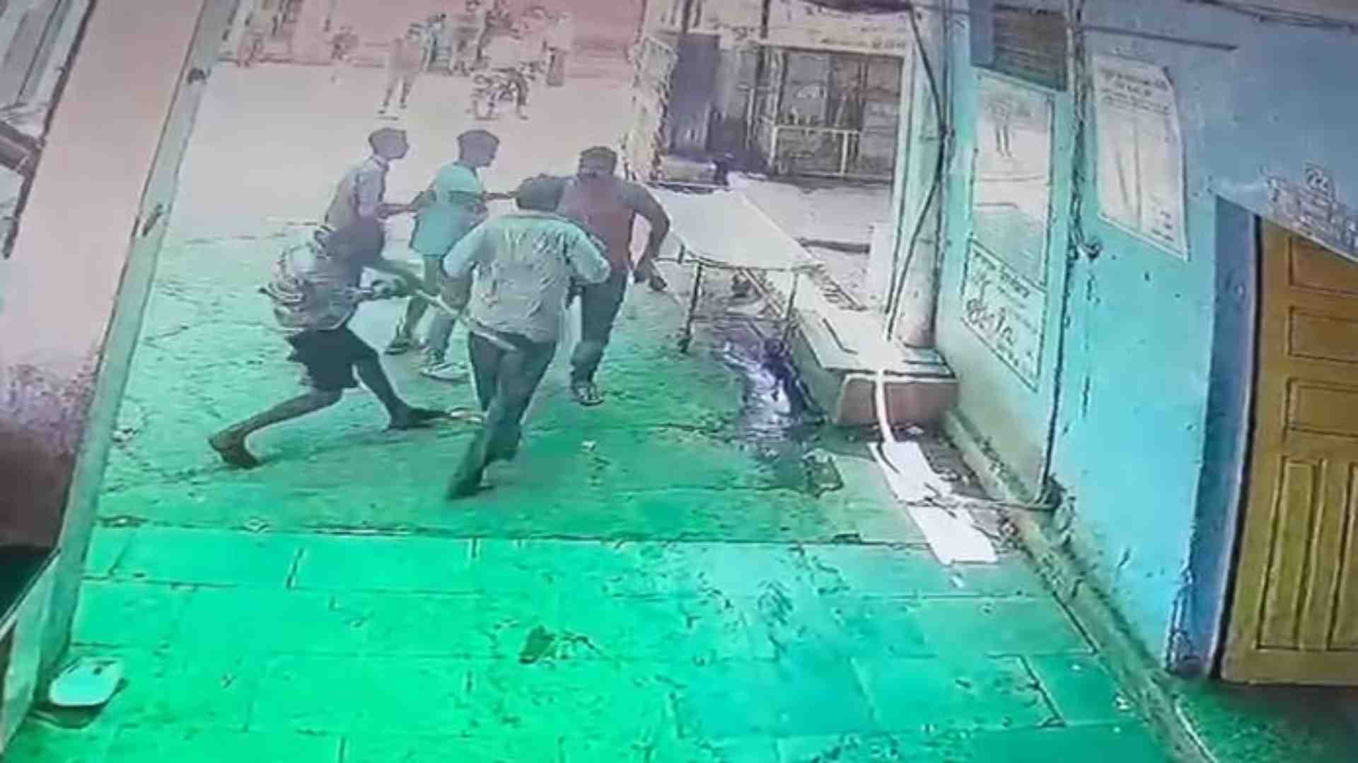 सीसीटीवी में कैद हुई घटना।