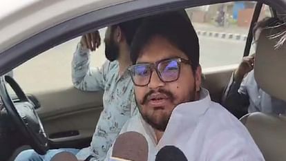 Mukhtar Ansari Death: पिता की मौत की सूचना मिलते ही कुर्सी से गिर पड़ा उमर, बोला- जिंदा देखने न दिया, कंधा... Mukhtar Death: Son Umar fell from the chair as soon as he got the news of his father death