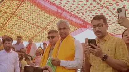 10 maunds of Tesu flowers 24 maunds of Rang Chadan and 42 maunds of Gulal were used In Dauji Huranga