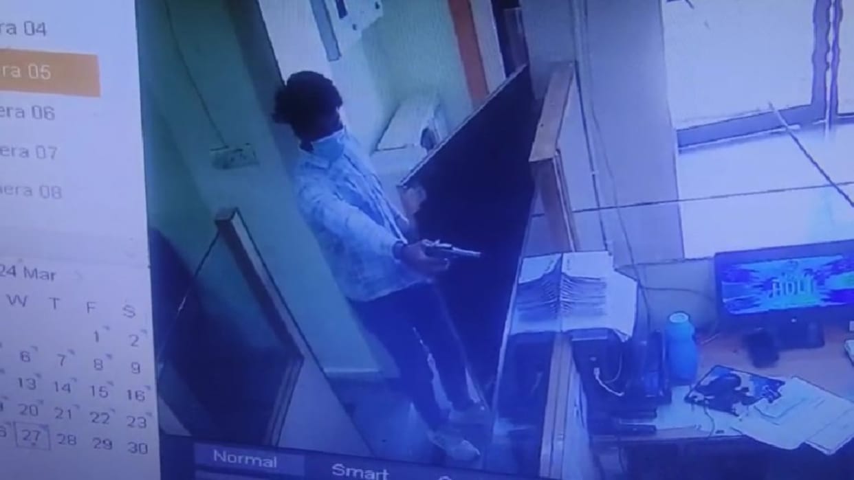 Baran Crime: miscreants escaped after firing in broad daylight and looted Rs 10 lakh 75 thousand from UCO Bank