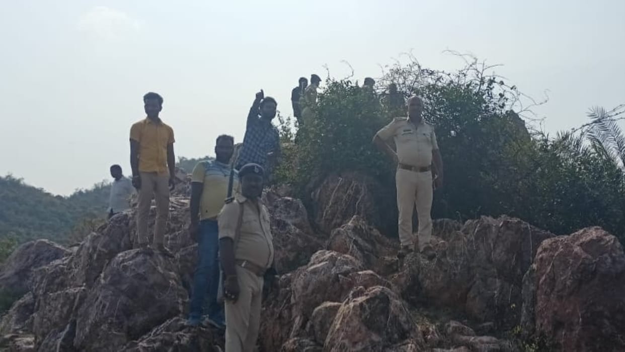 Bihar News: Dead body found of a girl on the hill of Jethornath temple of Banka, bihar police