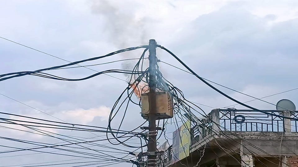 Uttarakhand News: electric pole fire in pithoragarh