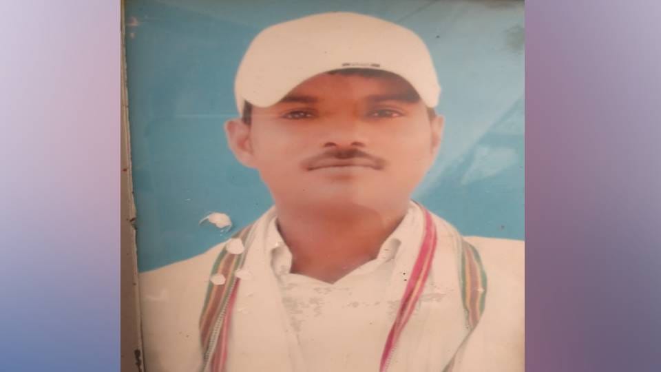 Dead body of young man found near canal in Agra case registered against three including pradhan