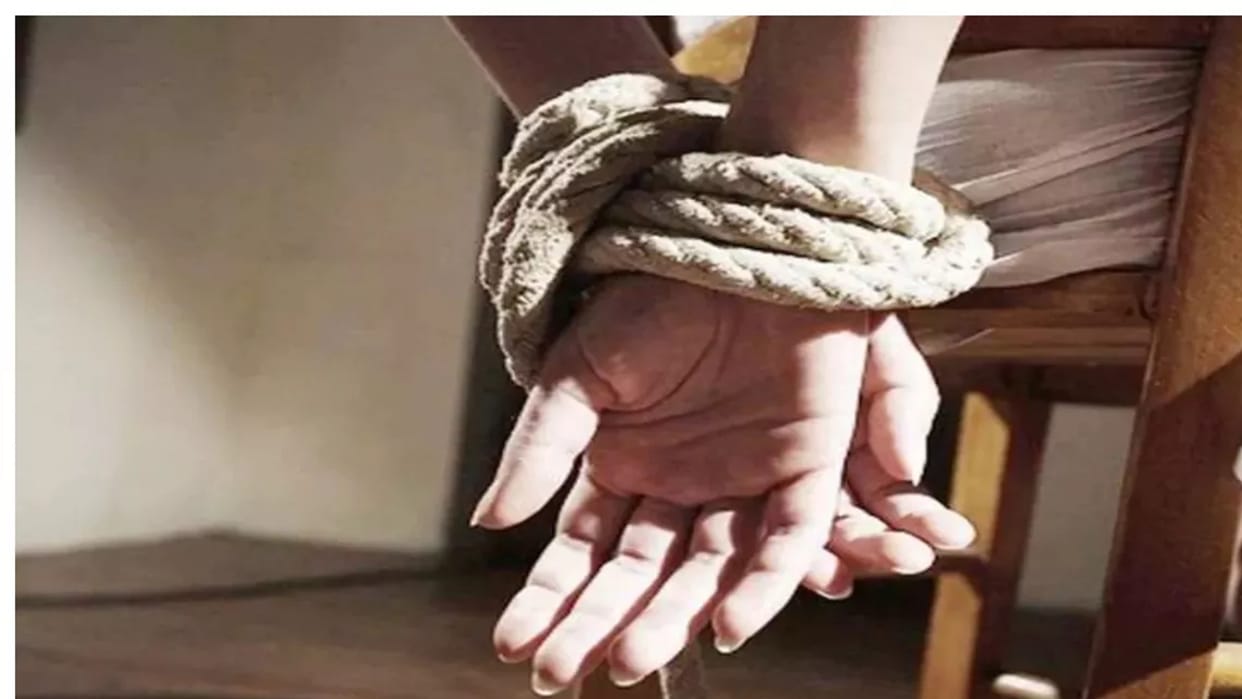 Boyfriend friends who had gone to celebrate Holi with the teenager were held hostage, the lover absconded