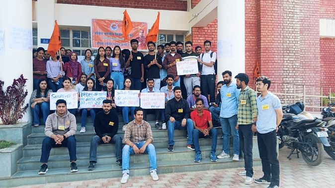 बलात्कार के आरोप में प्रोफ़ेसर गिरफ्तार, छात्रों ने किया प्रदर्शन