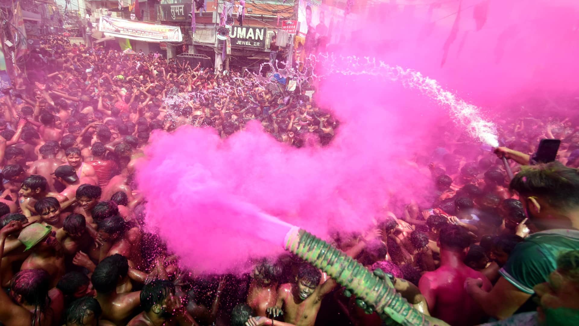 Loknath Ki Holi: 14 feet pichkari to 60 feet away, crowd gathered in Holi