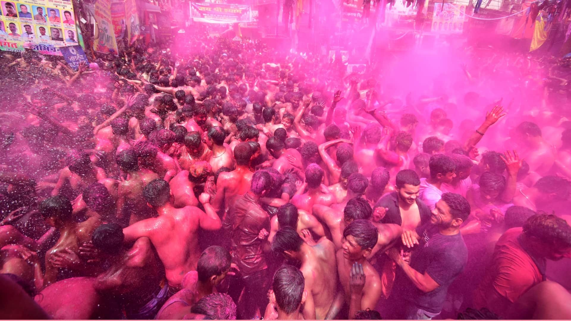 Loknath Ki Holi: 14 feet pichkari to 60 feet away, crowd gathered in Holi