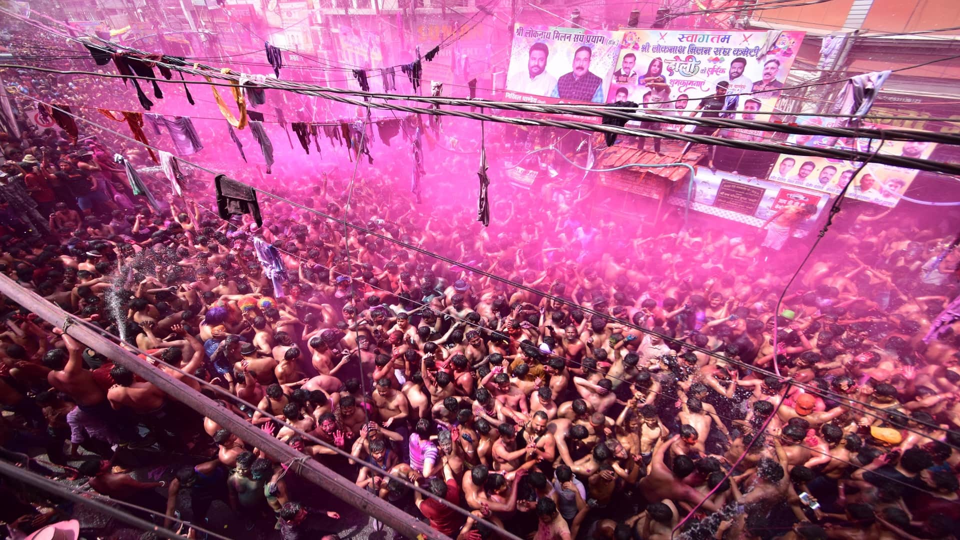 Loknath Ki Holi: 14 feet pichkari to 60 feet away, crowd gathered in Holi